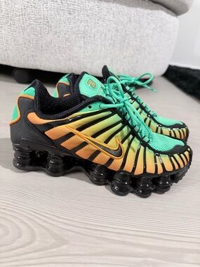 Nike big Kids Gradient Green & Orange Shox Sneakers size 5Y in women’s size 6.5
